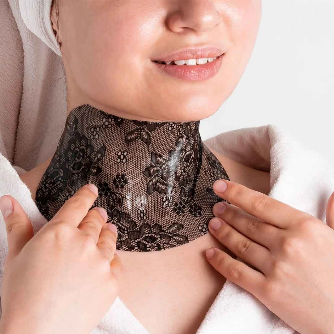 Autography Moisturizing Lace Neck Mask